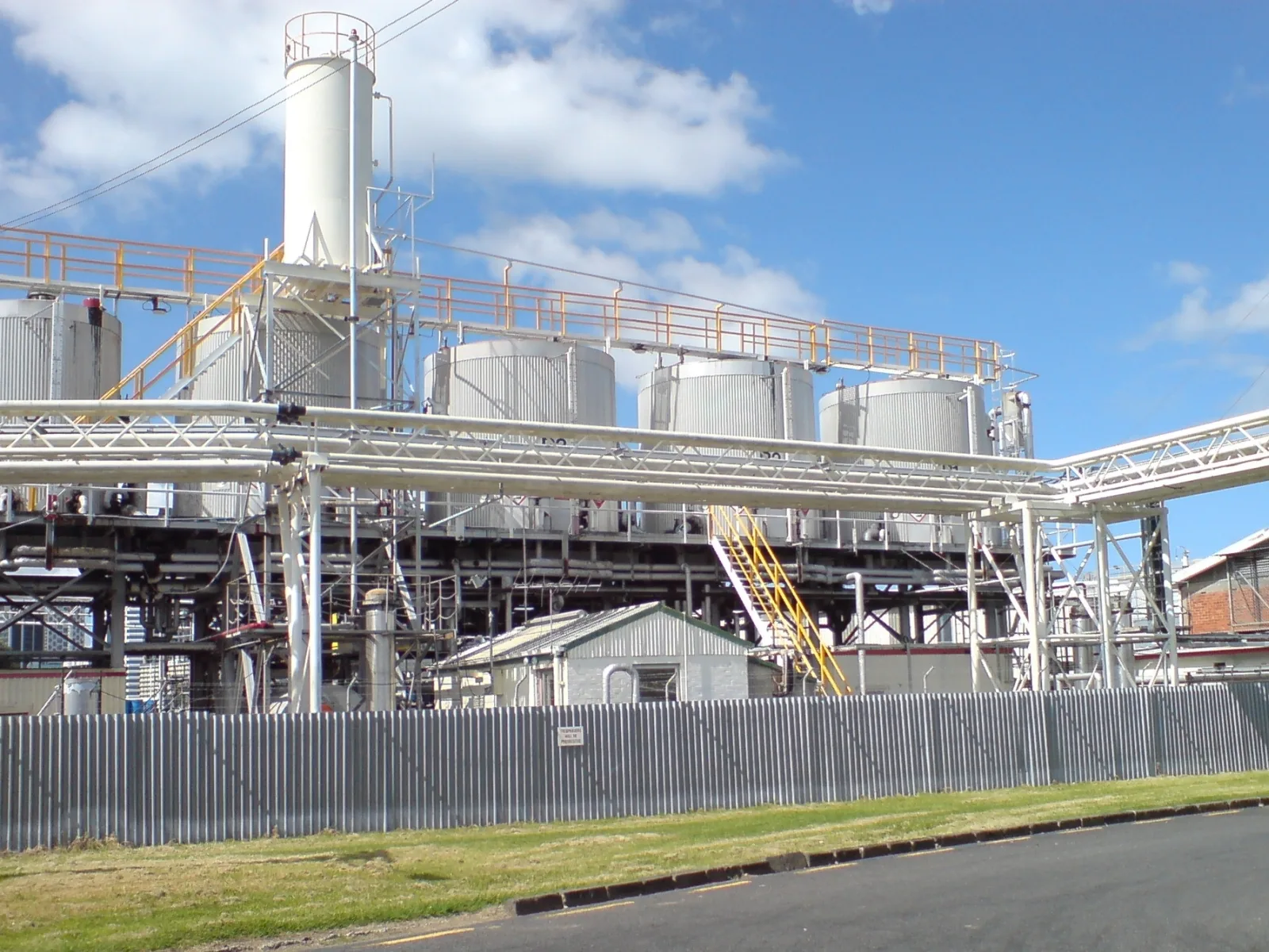 Chemical processing plant with tanks, pipe racks and process equipment